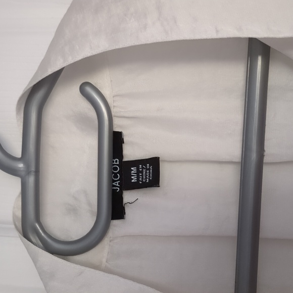 Timeless and elegant sleeveless cream blouse. - Picture 3 of 4